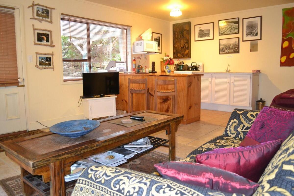 Great Barrier Oasis Lodge Tryphena Exteriör bild