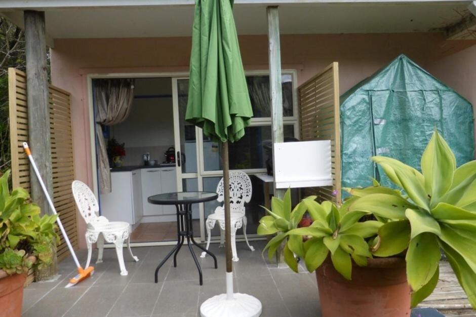 Great Barrier Oasis Lodge Tryphena Exteriör bild