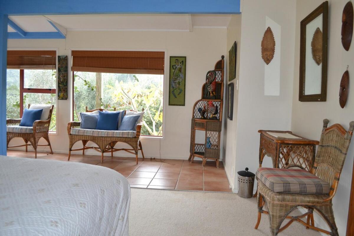 Great Barrier Oasis Lodge Tryphena Exteriör bild