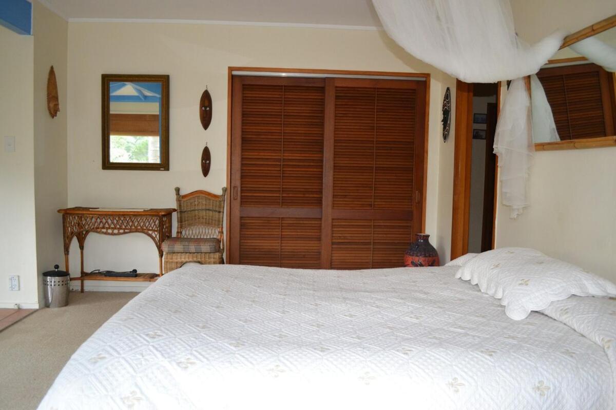 Great Barrier Oasis Lodge Tryphena Exteriör bild