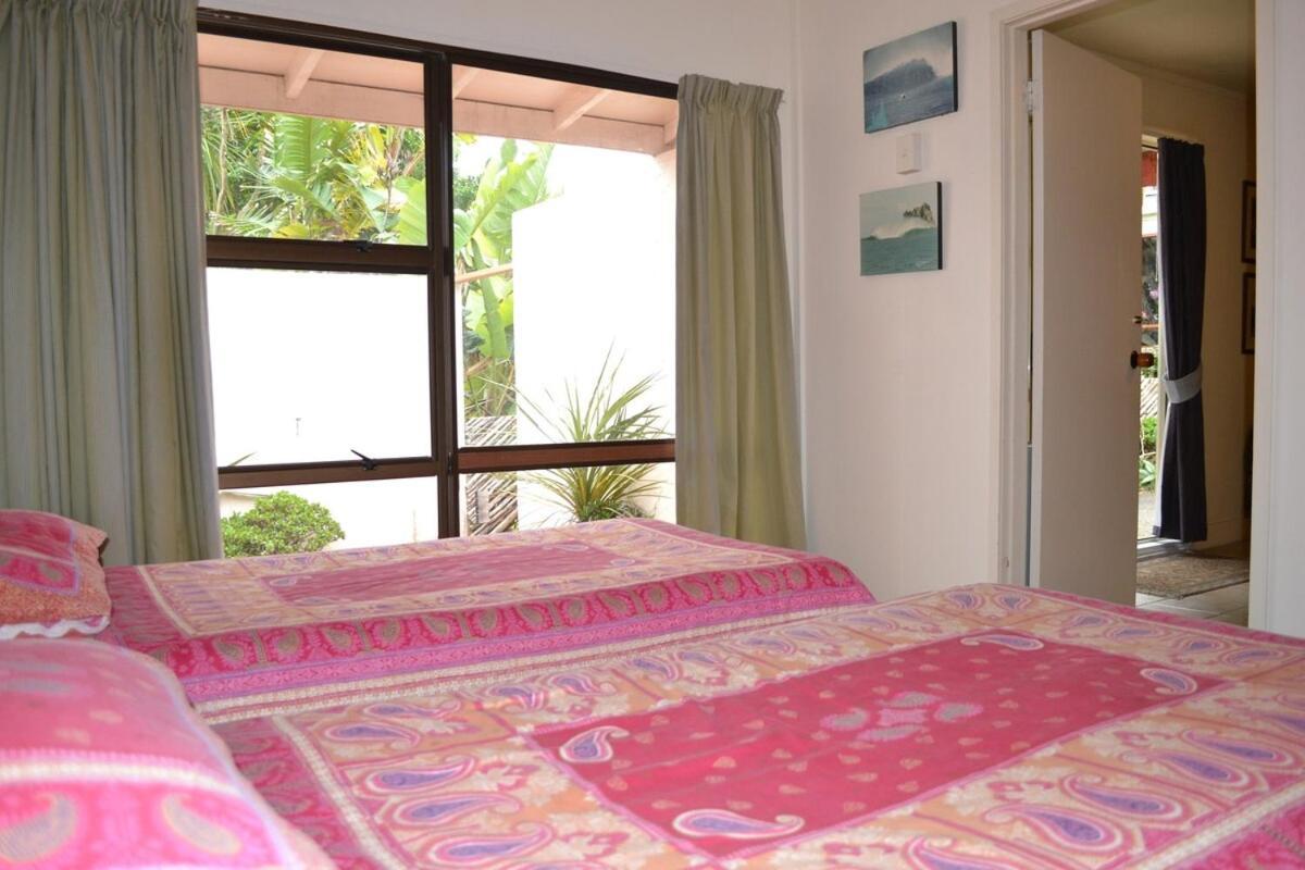 Great Barrier Oasis Lodge Tryphena Exteriör bild