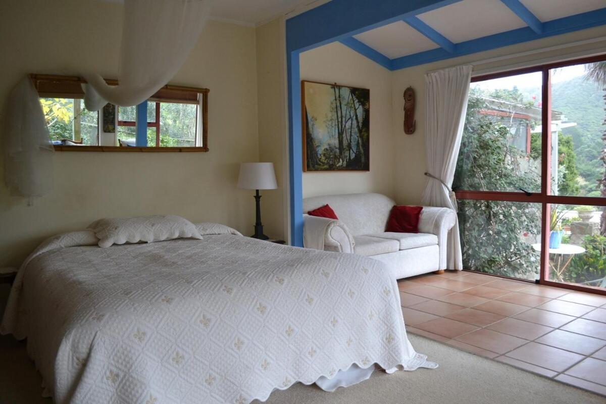 Great Barrier Oasis Lodge Tryphena Exteriör bild
