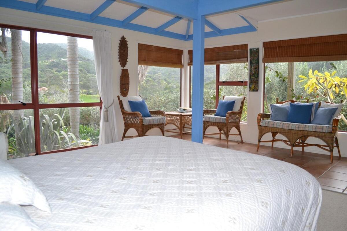 Great Barrier Oasis Lodge Tryphena Exteriör bild